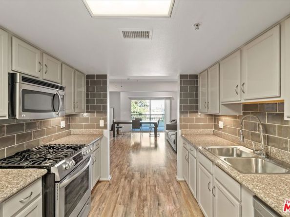 11124 Burbank Boulevard 212, North Hollywood CA 91601