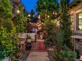 1016 Oakwood Avenue, Venice CA 90291