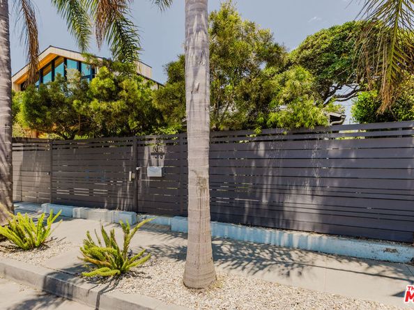 1016 Oakwood Avenue, Venice CA 90291
