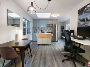 1016 Oakwood Avenue, Venice CA 90291