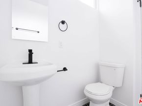 2008 Strongs Drive, Venice CA 90291