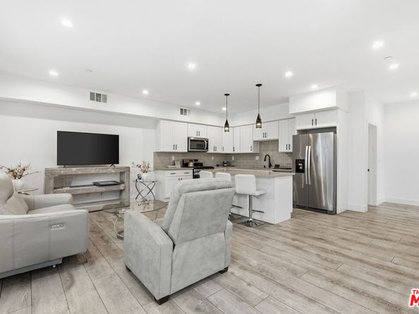 13822 Oxnard Street, Van Nuys CA 91401