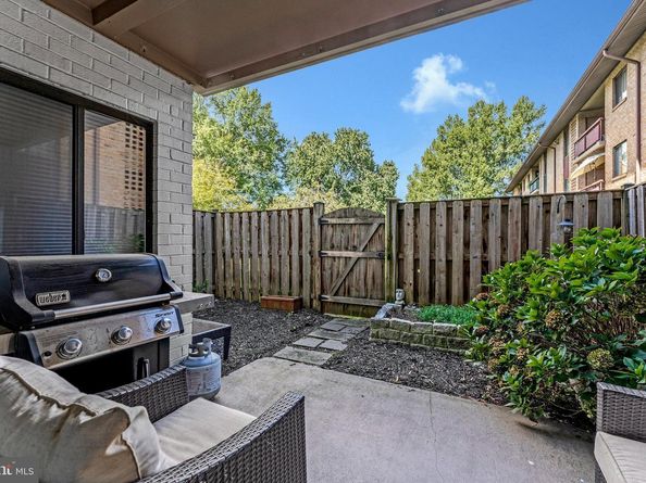 2844 Dover Lane 103, Falls Church VA 22042
