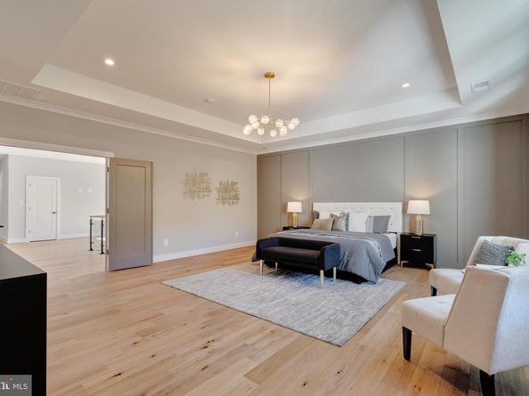2118 Greenwich Street, Falls Church VA 22043