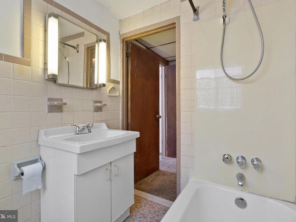 933 Cross Street, Philadelphia PA 19147