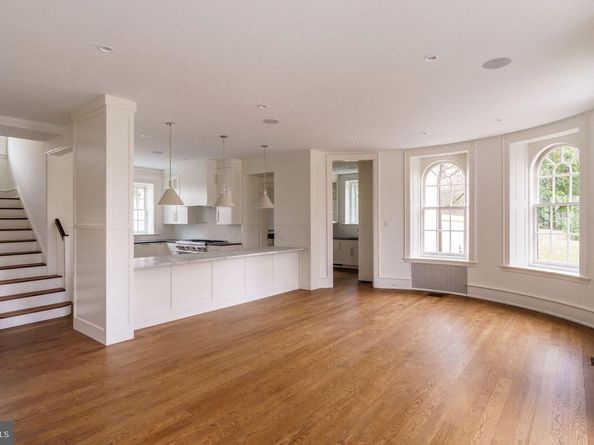 422 W Chestnut Hill Avenue, Philadelphia PA 19118