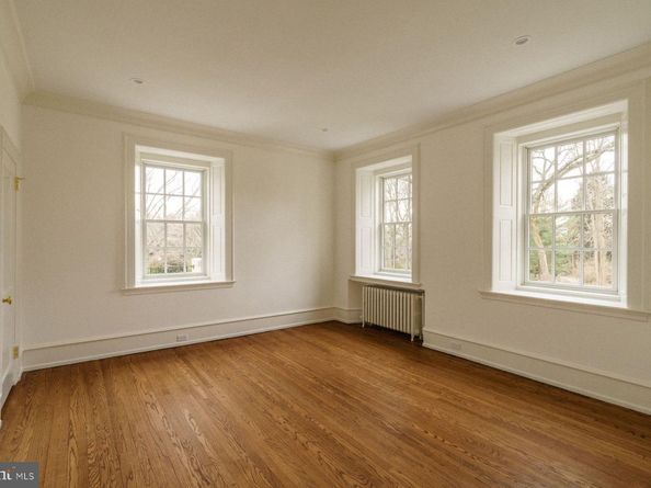 422 W Chestnut Hill Avenue, Philadelphia PA 19118