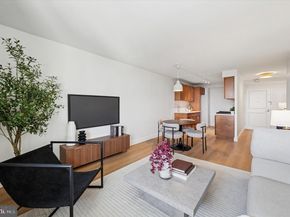 604 S Washington Square 1015, Philadelphia PA 19106