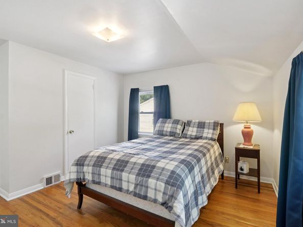 910 Glenroy Road, Philadelphia PA 19128