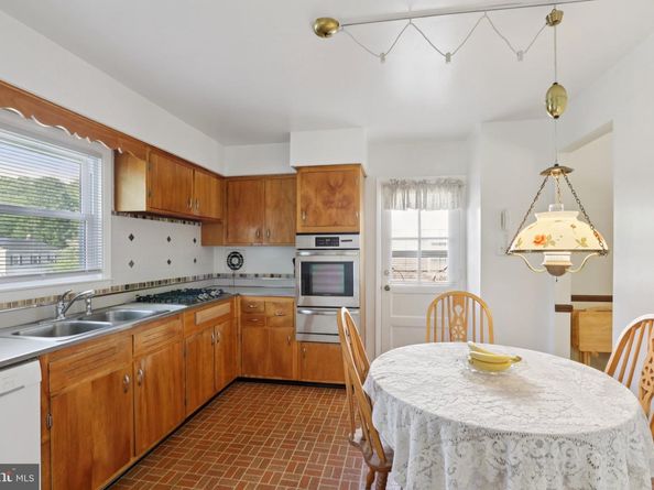 910 Glenroy Road, Philadelphia PA 19128