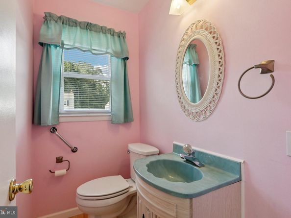 910 Glenroy Road, Philadelphia PA 19128