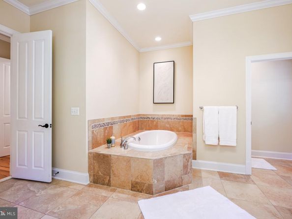 217 Talahi Road SE, Vienna VA 22180