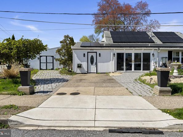 896 Pine Hill Rd, Philadelphia PA 19115