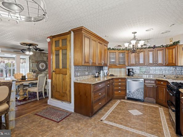 896 Pine Hill Rd, Philadelphia PA 19115
