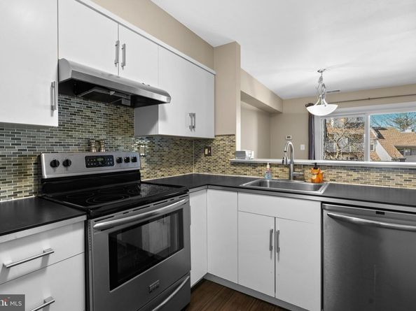 1043 Warwick Court, Sterling VA 20164
