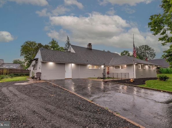 283 Snowball Drive, Levittown PA 19056