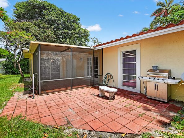 1110 SE 7th St, Deerfield Beach FL 33441