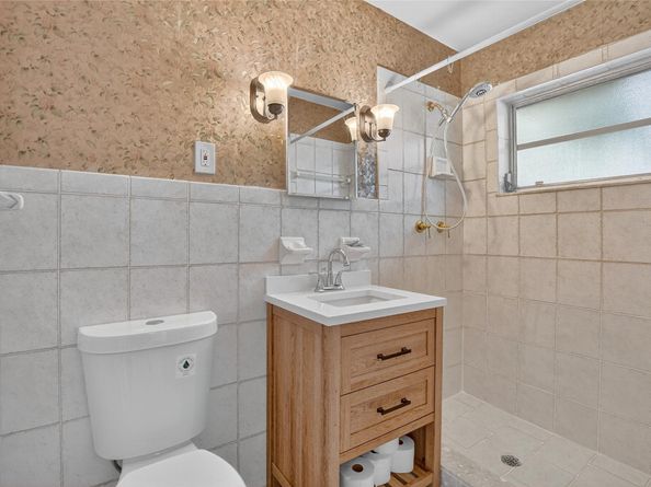 1110 SE 7th St, Deerfield Beach FL 33441