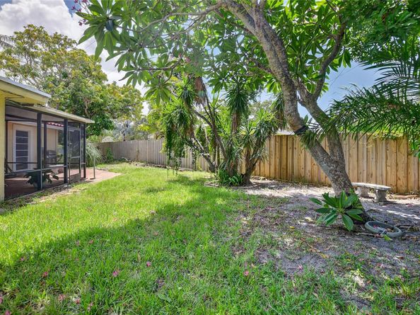 1110 SE 7th St, Deerfield Beach FL 33441