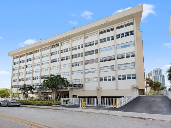 111 Golden Isles Dr B2, Hallandale Beach FL 33009