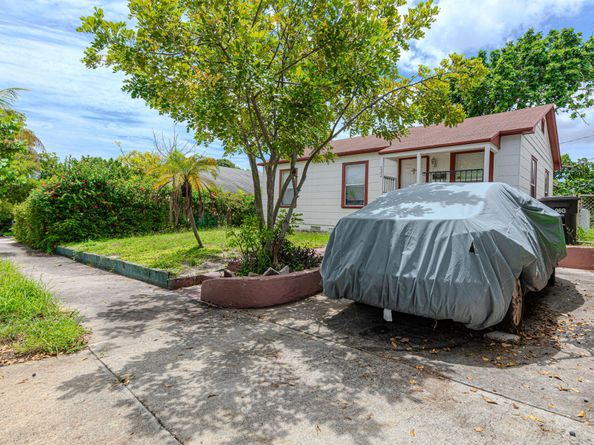 822 30th Court, West Palm Beach FL 33407