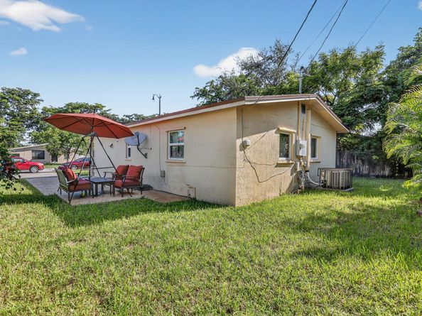 560 NW 21st Ct, Pompano Beach FL 33060