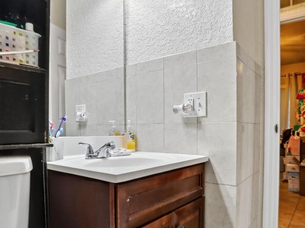 560 NW 21st Ct, Pompano Beach FL 33060