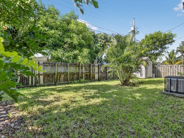 560 NW 21st Ct, Pompano Beach FL 33060