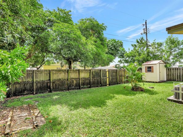 560 NW 21st Ct, Pompano Beach FL 33060