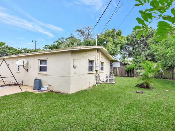 560 NW 21st Ct, Pompano Beach FL 33060
