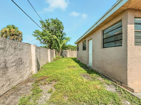 3751 NW 8th Pl, Lauderhill FL 33311
