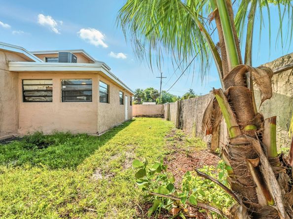 3751 NW 8th Pl, Lauderhill FL 33311
