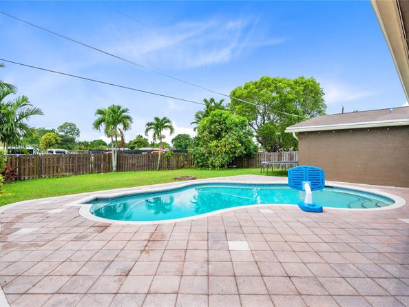 11520 NW 29th St, Sunrise FL 33323