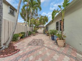 555 Abingdon Way, Davie FL 33325