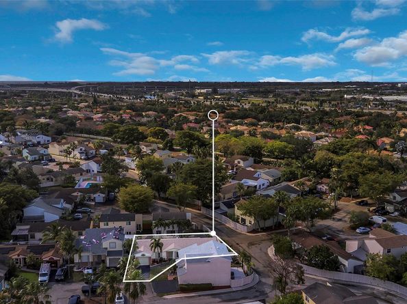 555 Abingdon Way, Davie FL 33325