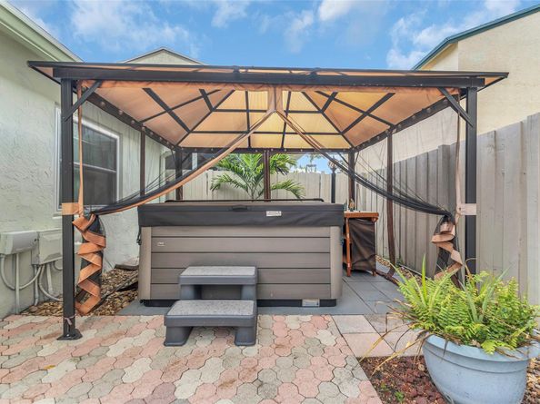 555 Abingdon Way, Davie FL 33325