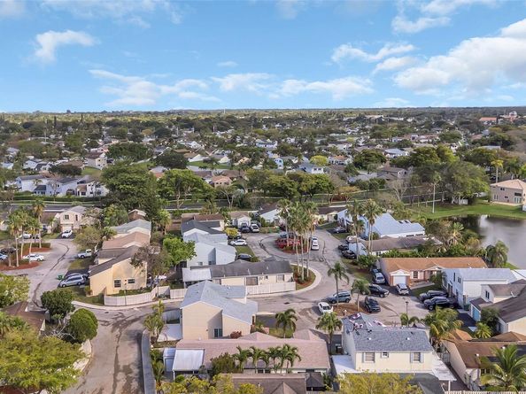 555 Abingdon Way, Davie FL 33325