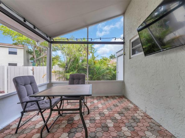 555 Abingdon Way, Davie FL 33325