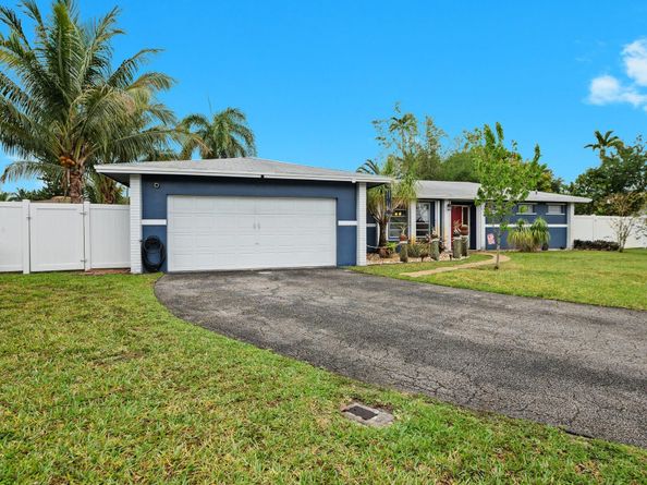 8520 SW 26th St, Davie FL 33324