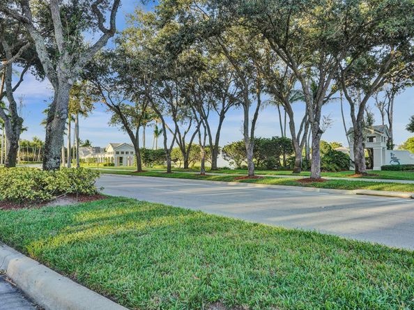 1148 Oakwater Drive, Royal Palm Beach FL 33411