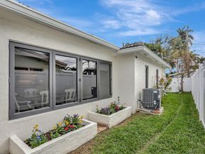 912 SE 16th Ct, Deerfield Beach FL 33441