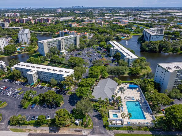 2334 S Cypress Bend Dr 810, Pompano Beach FL 33069