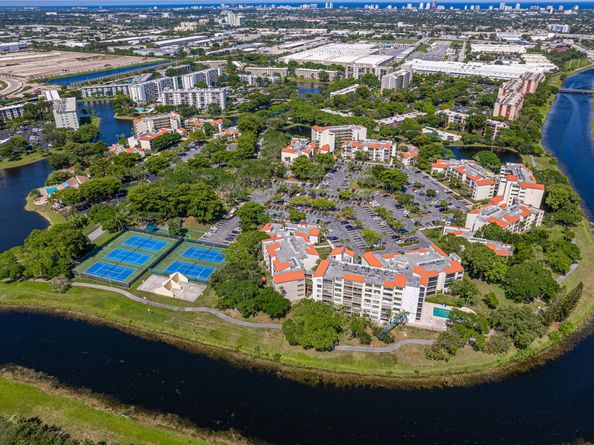 2334 S Cypress Bend Dr 810, Pompano Beach FL 33069