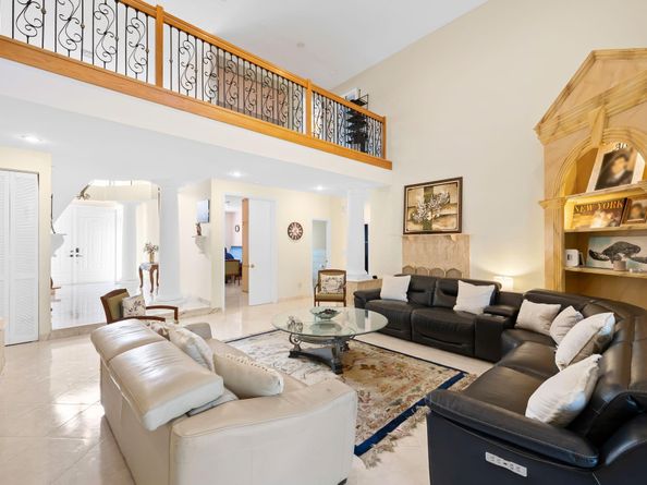 1935 Las Colinas Way, Coral Springs FL 33071