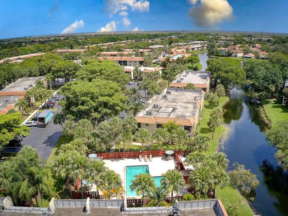 410 Lakeview Dr 104, Weston FL 33326