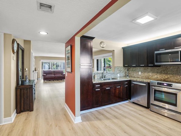 410 Lakeview Dr 104, Weston FL 33326