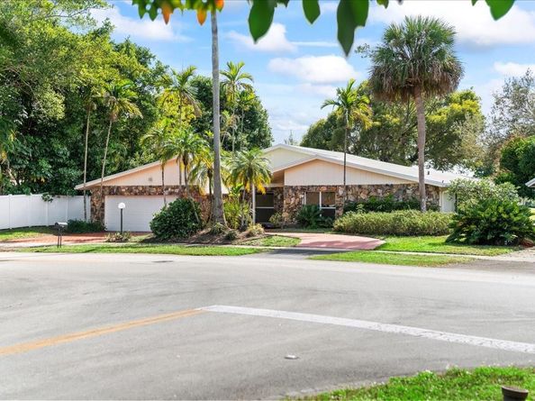 8600 Gatehouse Rd, Plantation FL 33324