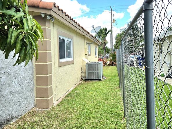 4600 NW 39th St, Lauderdale Lakes FL 33319