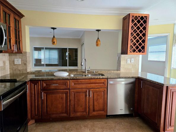 4600 NW 39th St, Lauderdale Lakes FL 33319