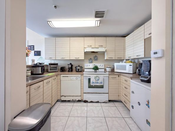 2217 NW 7th St 901, Miami FL 33125